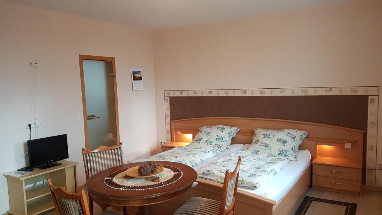 Landgasthof "Zur Linde" Irmelshausen Екстер'єр фото