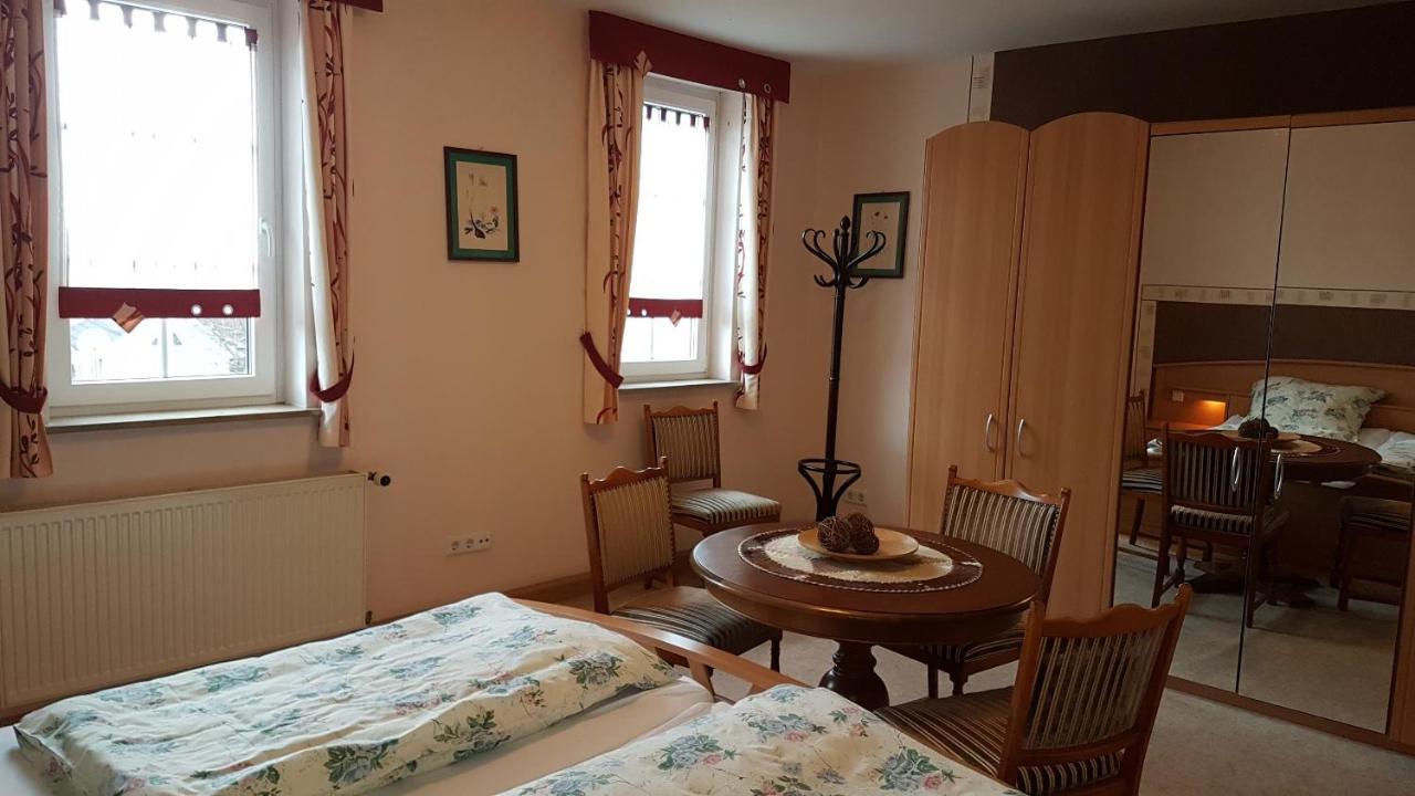 Landgasthof "Zur Linde" Irmelshausen Екстер'єр фото